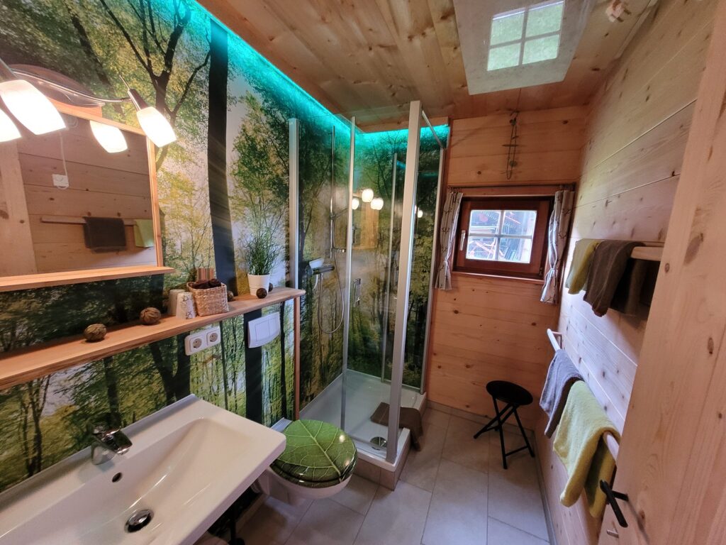 Blick in das Badezimmer im Natur Chalet