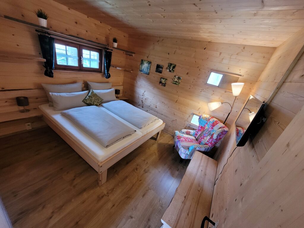 Blick über das Doppelzimmer im Natur Chalet