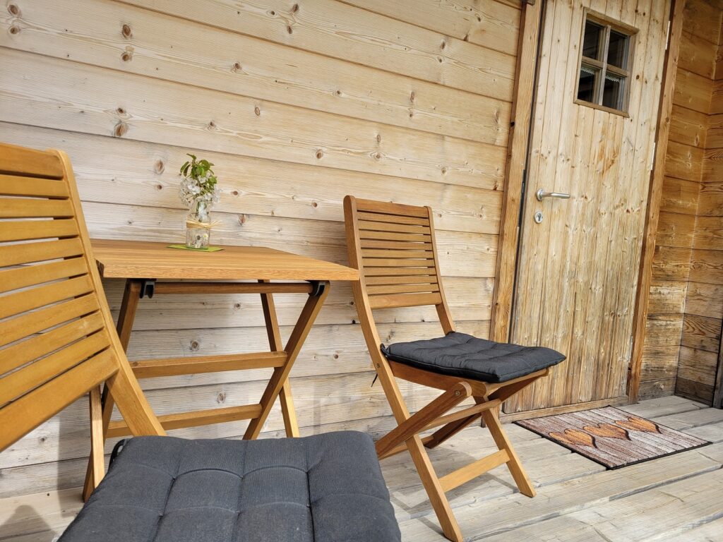 Blick über die Terrasse des Natur Chalet im Landhotel Großeiberhof in Waldmünchen