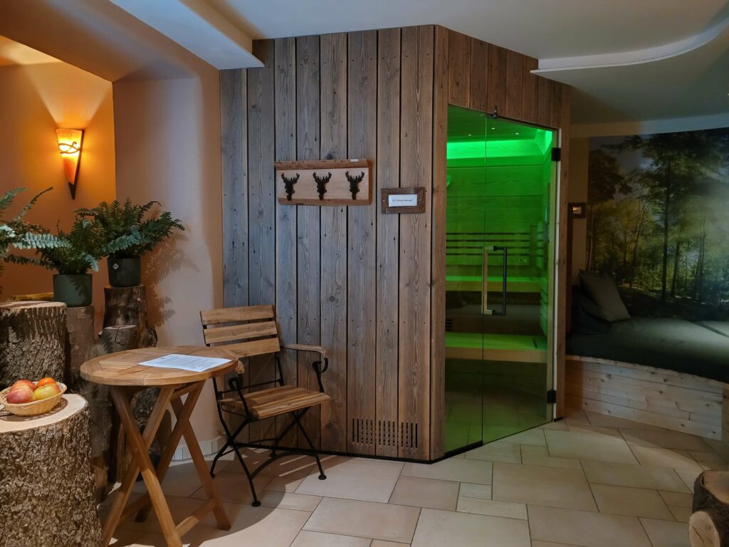 Blick in die Bio-Tannen-Sauna im Landhotel Großeiberhof in Waldmünchen