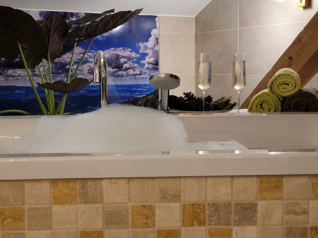 Blick in die Badewanne im Landhotel Großeiberhof in Waldmünchen